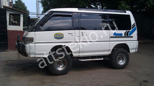 Автостекла Mitsubishi Delica III c установкой в Москве